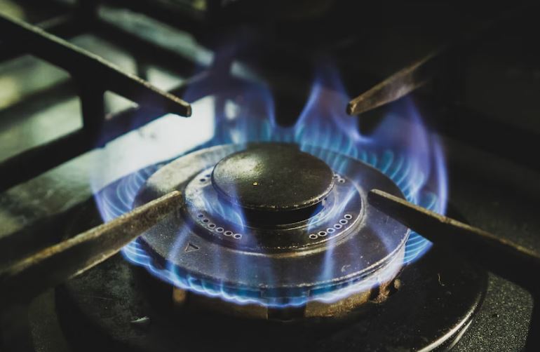 What Is the Difference Between a Gas, Electric, and Induction Cooktop
