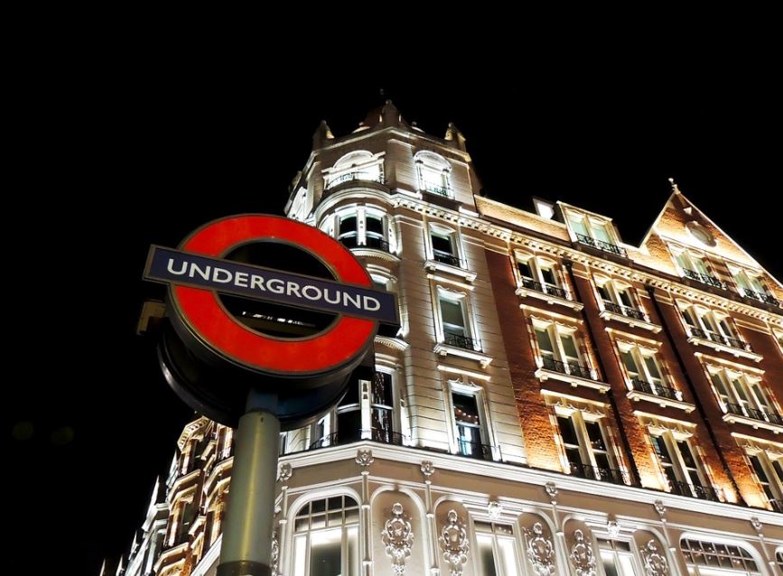 underground sign in Knightsbridge