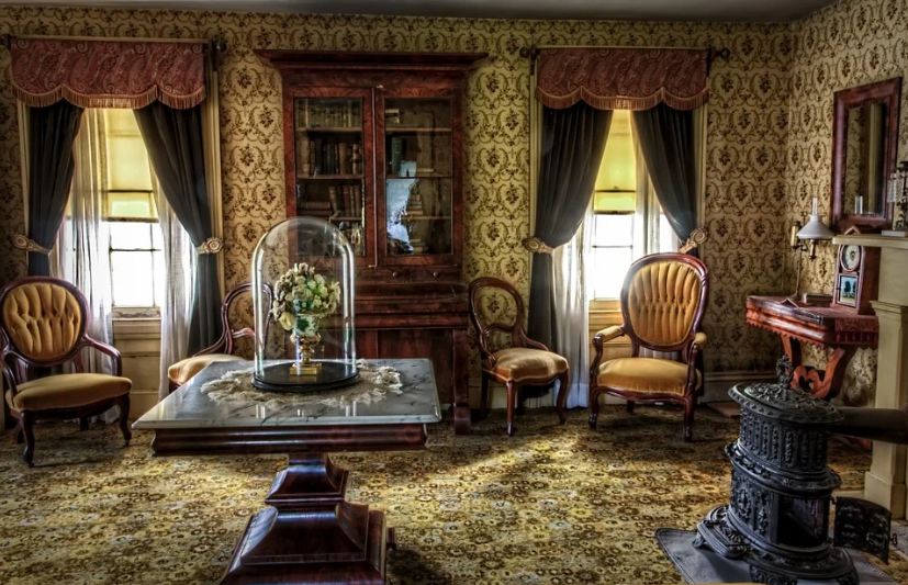 printed wall, brown color wall, printed floor, sofas, table, flower, mirror