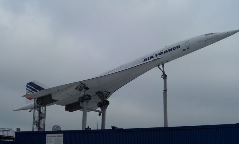 single Concorde, white Concorde, pointed aircraft